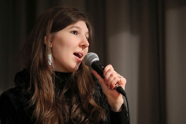 Découvrez l'art de la voix-off féminine avec justine